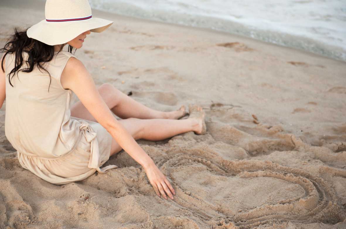 Девушка Сидит На Песке Фото