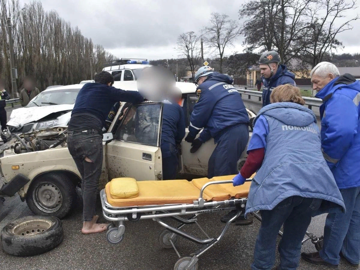 Женщину зажало в «Жигулях» после ДТП - Наша газета