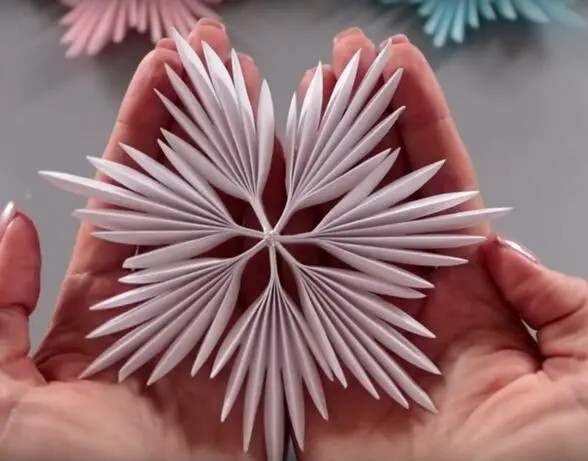 Видео: как сделать объемную снежинку из бумаги