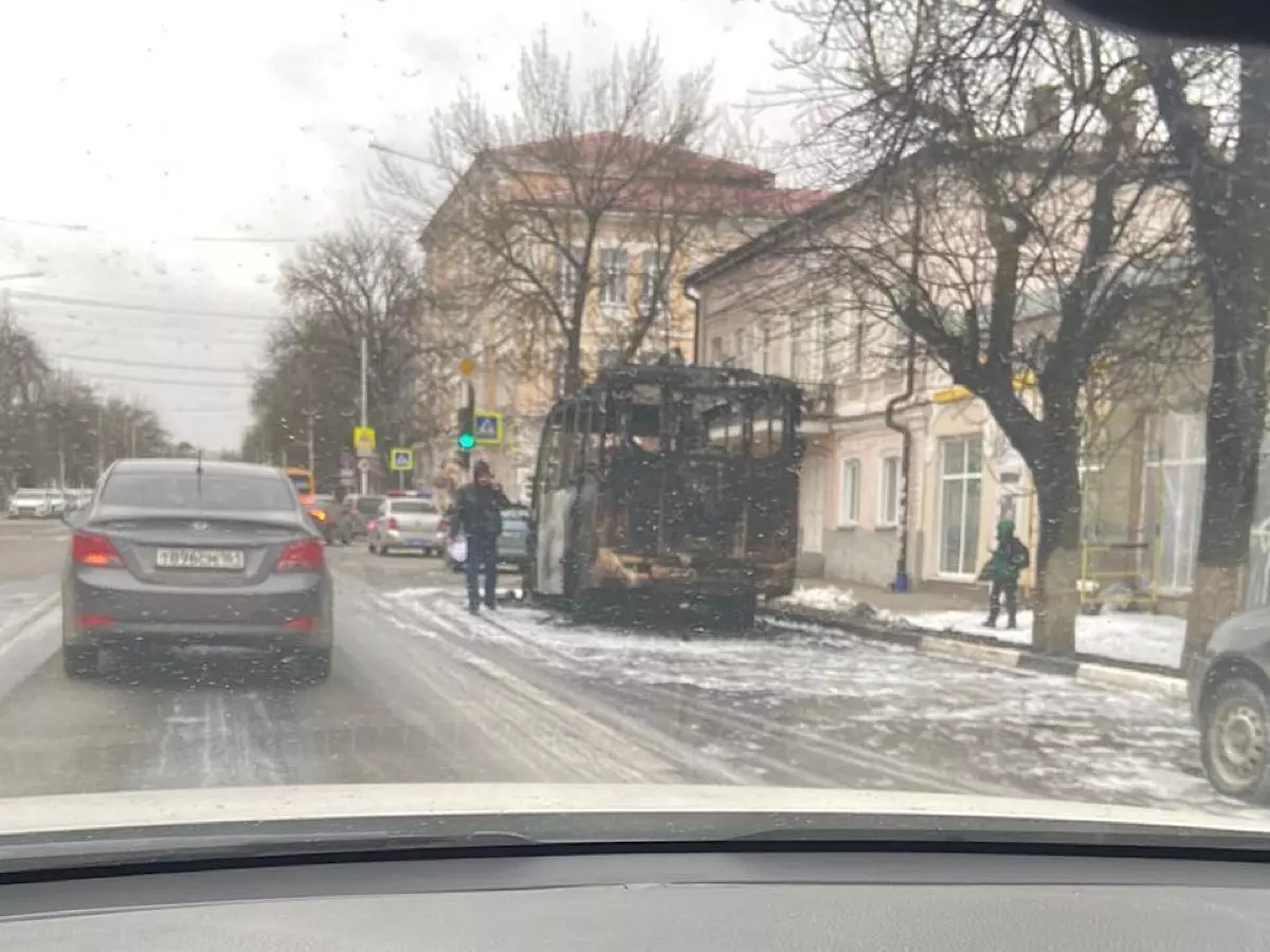 В Новочеркасске на ходу загорелся автобус - Наша газета